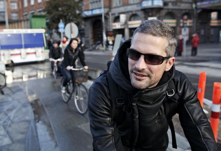 Tilfreds. »Det ser godt ud«. Cyklisten Jakob Meyling er glad for den nye, brede cykelsti på Vester Voldgade. 