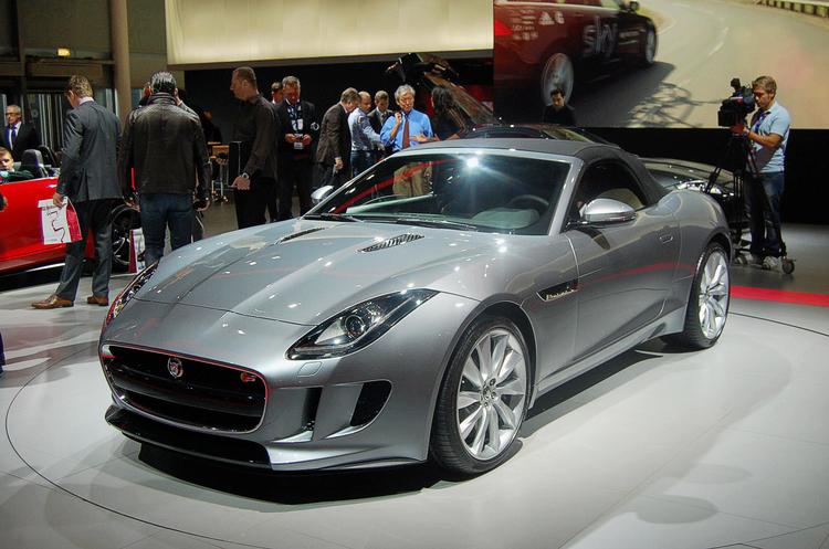 Sportsvogn. Nu er den her: Jaguar F-type, som blev vist for offentligheden første gang på udstillingen i Paris. 
