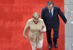 Besøgsvenner. Antonis Samaras besøgte Angela Merkel 24. august i Tyskland, og derfor er det naturligt med en genvisit, siger tyskerens talsmand. 