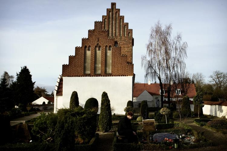 Gravpenge. Det kan blive en dyr fornøjelse at begrave en efterladt, der ikke er medlem af folkekirken. 