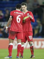 Rokade. Med 36 landskampe på kontoen er Ashley Williams noget mere rutineret end Ramsey, der blot har spillet 24 gange for Wales. 