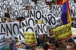 Nej! Spanien er ramt af hårde sparepakker, og det har affødt talrige demonstrationer, hvor befolkningen har givet udtryk for deres frustration. 