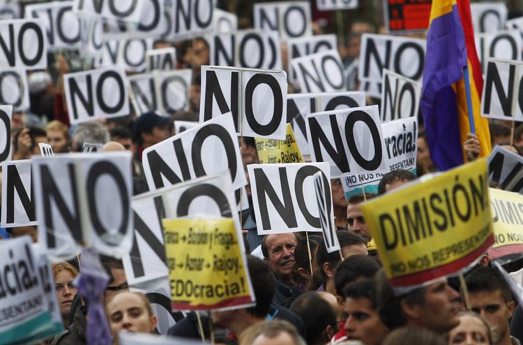 Nej! Spanien er ramt af hårde sparepakker, og det har affødt talrige demonstrationer, hvor befolkningen har givet udtryk for deres frustration. 
