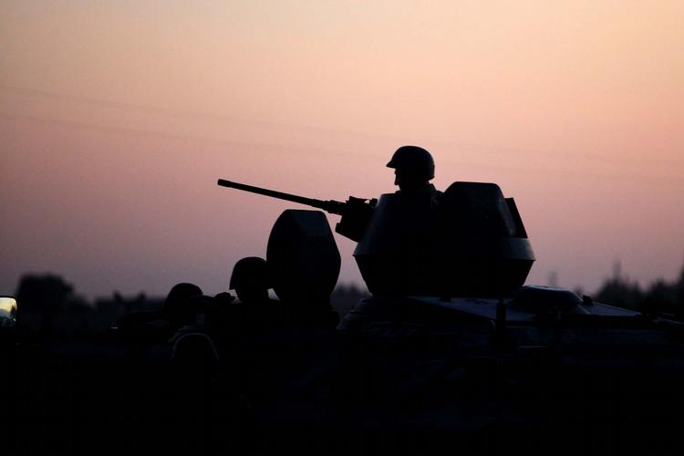 kampklar. En tyrkisk kampvogn fotograferet i dag i Akcakale, der blev ramt af morterer fra Syrien tidligere på ugen. 