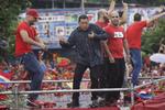 comeback. Med sit luftguitarstunt ville Hugo Chavez vise, at han er tilbage for fuld kraft efter sin kræftsygdom. 