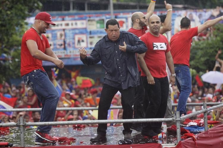 comeback. Med sit luftguitarstunt ville Hugo Chavez vise, at han er tilbage for fuld kraft efter sin kræftsygdom. 