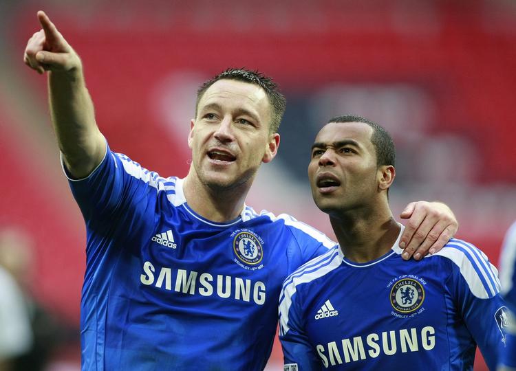 Fy. Ashley Cole (th.) blev lidt for ivrig på Twitter-tasterne. 