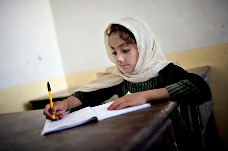 Ros til Danmark. Modsat briterne har Danmark ikke selv bygget skoler i Helmand, men har i stedet givet pengene til den afghanske regering. Det virker  meget bedre, mener afghanerne. 