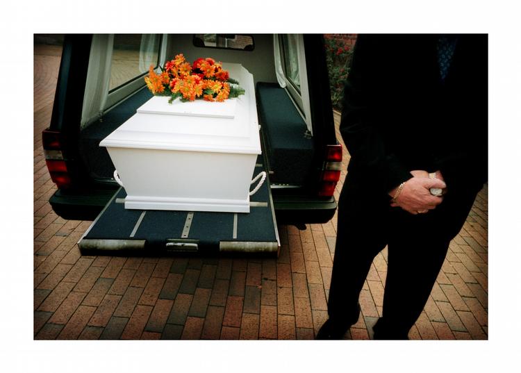 Panik. Er man meldt ud af folkekirken, kan præsten afvise at holde begravelse i kirken, og det kommer bag på sorgramte familier. 