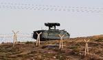 KAMPKLAR. Tyrkisk militærkøretøj ved grænsehegnet ind til Syrien. 