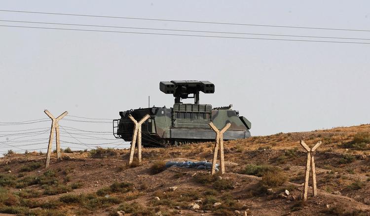KAMPKLAR. Tyrkisk militærkøretøj ved grænsehegnet ind til Syrien. 