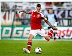 Guldaftale. Danmarks anfører, Daniel Agger, satte i dag sin underskrift på en ny kontrakt med Liverpool FC. 