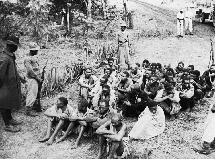 OPRØR. Formodede mau mau-støtter fotograferet efter anholdelser i Nyeridistriktet i Kenya i november 1952. 