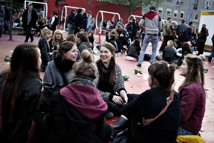 Klager. Distortion trak masser af festlig larm til Den Røde Plads, og det var beboerne forberedt på. Men over sommeren har politiet fået omkring tyve klager over andre, støjende arrangmenter. 