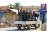 Krig? Syriske rebeller kører rundt i Tel Abyad, hvorfra syriske granater er sendt af sted mod Tyrkiet. 