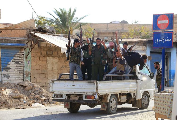 Krig? Syriske rebeller kører rundt i Tel Abyad, hvorfra syriske granater er sendt af sted mod Tyrkiet. 