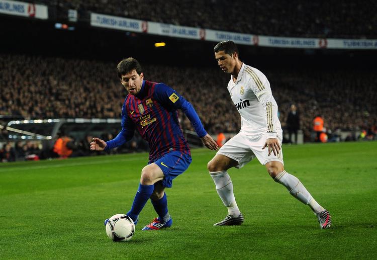 arvefjededyst. Real Madrid og Barcelona krydser klinger i den højspændte klassiker mellem klubberne søndag aften. 