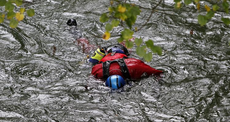 EFTERSØGNING. Dykker leder efter April Jones i Dyfi-floden ved Machynlleth i Wales. 
