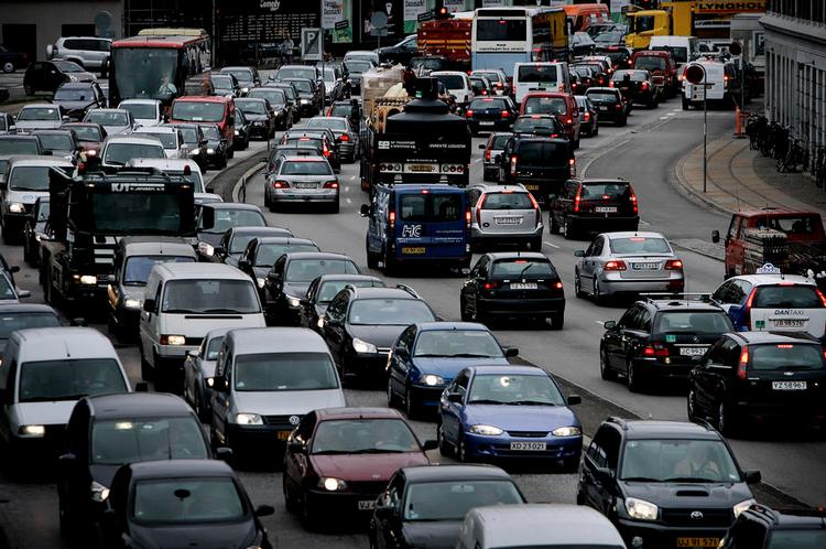 Os. Især dieselbiler er skyld i, at der i 2015 stadig vil være for mange sundhedsskadelige partikler i luften bl.a. her på Ågade. 