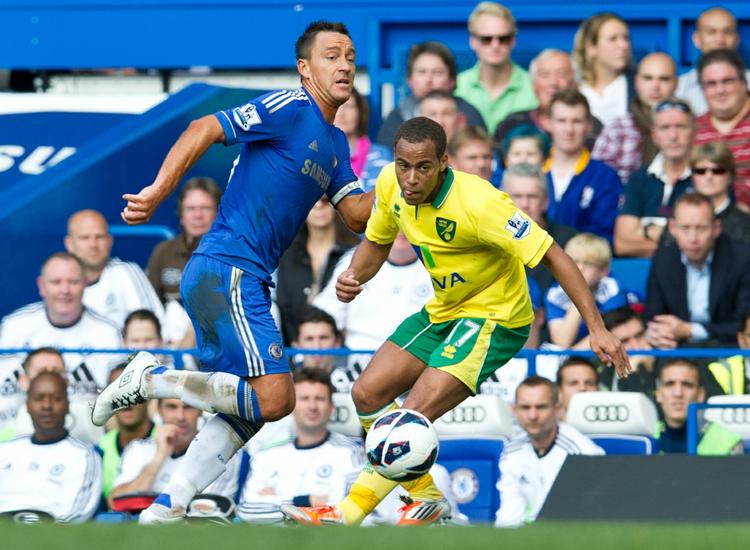 ankermand. Chelsea havde valgt at stille op med John Terry (tv) og Ashley Cole, selv om de to har været involveret i efterdønninger oven på Terrys racismedom. 