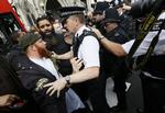Vrede. Demonstranter og politi stødte fredag sammen uden for retslokalet i London, hvor det skulle besluttes om den muslimske præst Abu Hmaza skulle udleveres til USA. 