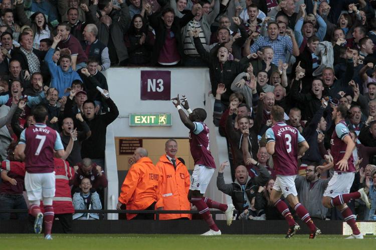 Mål. Mohamed diame fra West Ham United fejrer sit mål mod Arsenal, der også skulle vise sig at blive det eneste. 