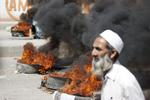 Blokade. En af de store veje fra Pakistan til Kina blev blokeret af  vrede demonstrerende imod filmen 'Innocence of Muslims' i Abbottabad d. 21. september. 