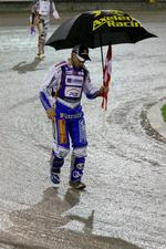 Regn. Nicki Pedersen går en tur på banen forud forud for det afsluttende speedway-grand prix i Polen. 