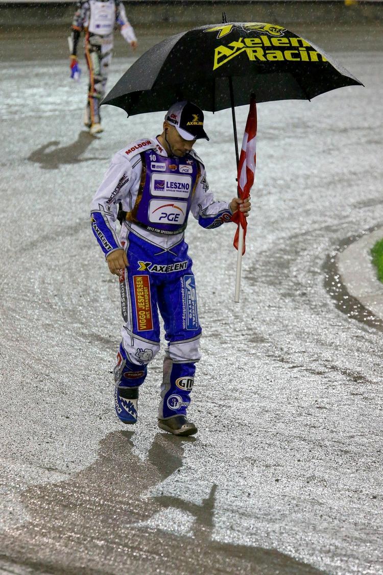 Regn. Nicki Pedersen går en tur på banen forud forud for det afsluttende speedway-grand prix i Polen. 