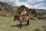 Super-Putin. Manden, der kan alt, ses her til hest i den sibiriske natur. 