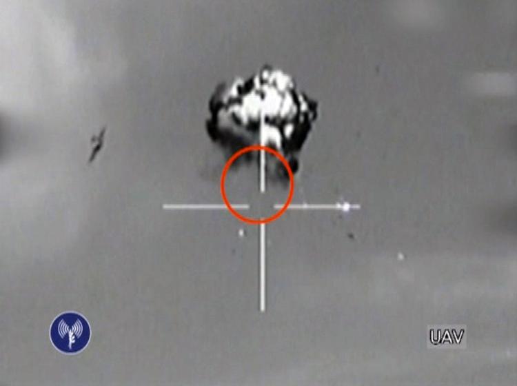 NEDSKYDNING. Israels forsvar har offentliggjort optagelserne af det øjeblik, et missil fra et F16-kampfly ramte dronen i luften. 