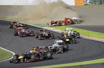 Ræs. Verdensmester Sebastian Vettel fører feltet af, mens rivalen Fernando Alonso ryger af banen. 