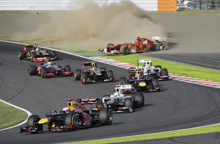 Ræs. Verdensmester Sebastian Vettel fører feltet af, mens rivalen Fernando Alonso ryger af banen. 