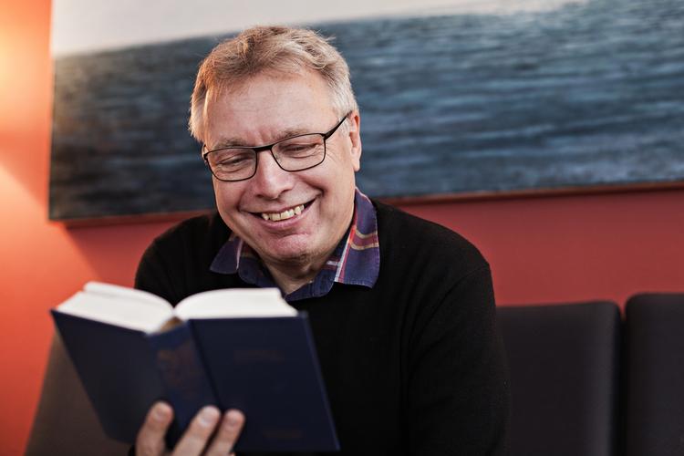 Stolt. For Uffe Elbæk er det en sejr at kunne fastholde niveauet i kulturbudgetterne. Set i lyset af den økonomiske krise. 
