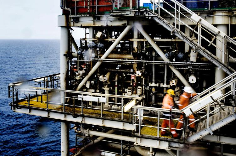 Olierigt. Arbejderne på Dong’s boreplatforme – her  Siri-platformen i Nordsøen – får nok at rive i de næste mange år med energiselskabets storsatsning på olie. 