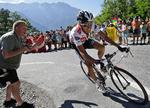Stejlt. L'Alpe d'Huez er et af tourens mest berømte stigninger. Her er Carlos Sastre på vej op ad bjerget i 2008. 