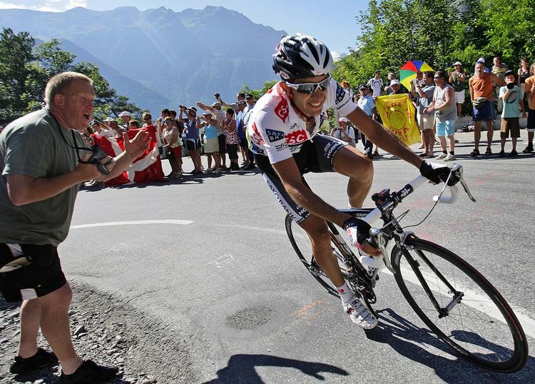 Stejlt. L'Alpe d'Huez er et af tourens mest berømte stigninger. Her er Carlos Sastre på vej op ad bjerget i 2008. 