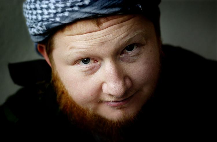 STORM. Morten Storm blev til Murad Storm og PET-agent. Før det var han militant islamist og bandidos-rocker. Her er et billede fra 2002, hvor han fortalte medierne om sin første store drejning i livet. 