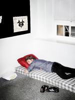 Madrassen. På opslagstavlen på Lollikes kontor hænger et avisudklip med overskriften: 'Hvad du ser i Breivik, siger mest om dig'. Og så er der en skumgummimadras til at falde om på, når det hele begynder at koge over. 