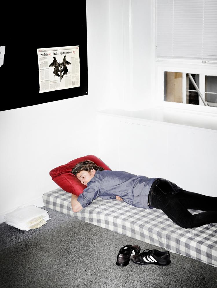 Madrassen. På opslagstavlen på Lollikes kontor hænger et avisudklip med overskriften: 'Hvad du ser i Breivik, siger mest om dig'. Og så er der en skumgummimadras til at falde om på, når det hele begynder at koge over. 