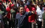 VALG. Venezuelas præsident, Hugo Chávez, håber på genvalg. I dag er han på gaderne for at opfordre folk til at stemme. Her ankommer han til et stemmested. 