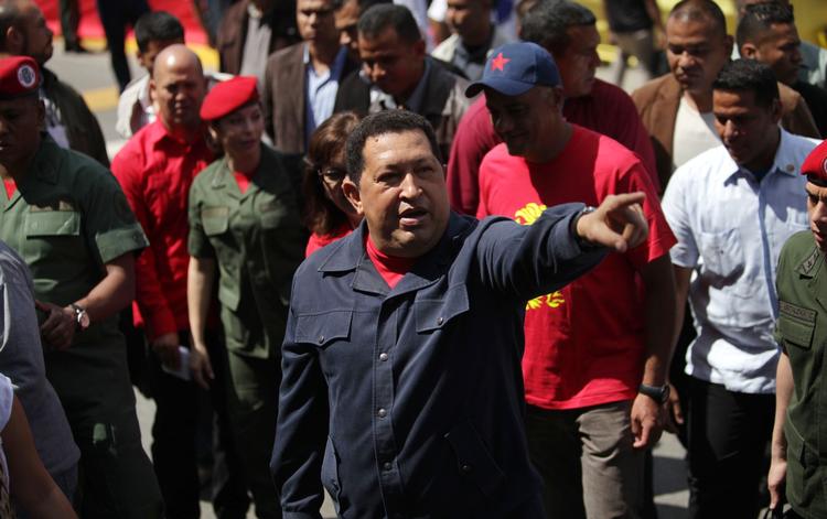 VALG. Venezuelas præsident, Hugo Chávez, håber på genvalg. I dag er han på gaderne for at opfordre folk til at stemme. Her ankommer han til et stemmested. 