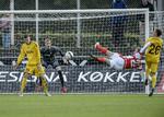 1-1. I overtiden endte det uafgjort, da denne afslutning fra Martin Svensson ramte Mads Aagesen (tv.) og smuttede i mål. 