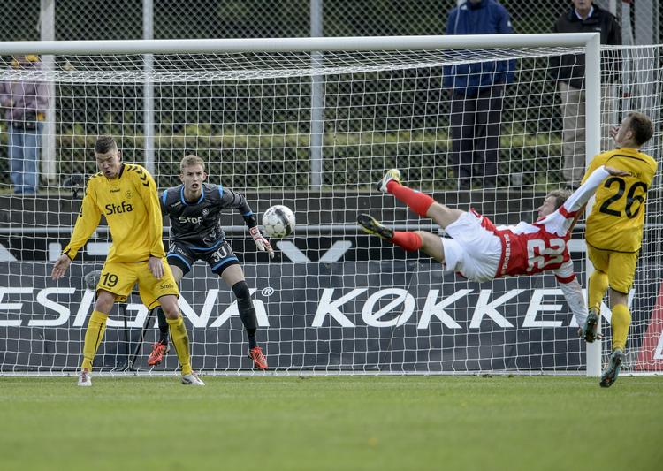 1-1. I overtiden endte det uafgjort, da denne afslutning fra Martin Svensson ramte Mads Aagesen (tv.) og smuttede i mål. 