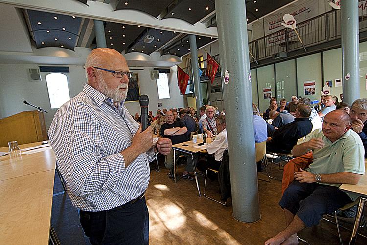 Hjemmebane. Poul Erik Skov Christensen til  møde i lokalafdelingen i Valby om trepartsforhandlinger. 