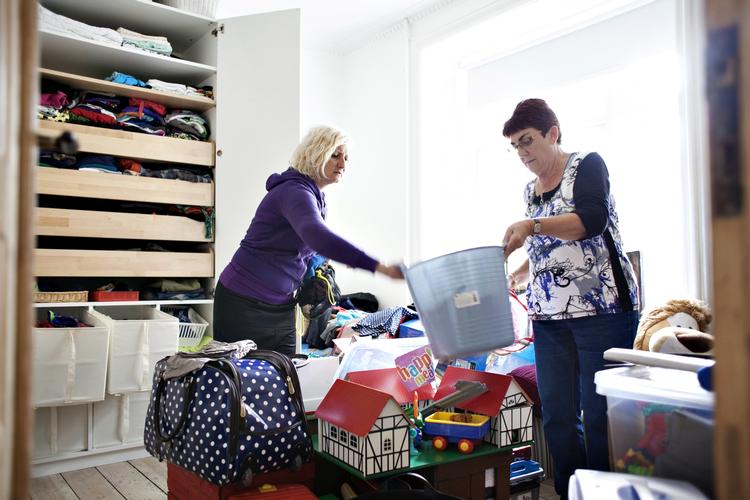 Familieven. Annette Nielsen (th) sorterer legetøj, så der kan komme skik på Lucas’ værelse. Mor Betina Betzer, kan ikke selv overskue at holde orden. 