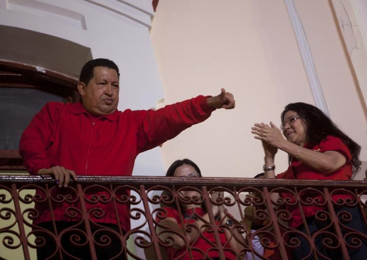 Venezuelas præsident Hugo Chávez vinder endnu en valgsejr på trods af et tæt valg. 