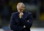 bundhold. En betænkelig Brøndby-træner, Auri Skarbalius,  kunne i går se sit hold løbe ind i  endnu en øretæve. Foto: Lars Poulsen 