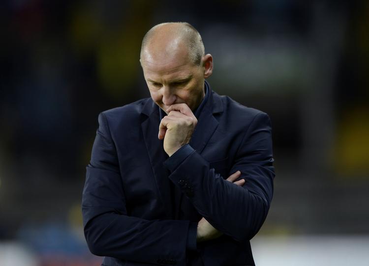 bundhold. En betænkelig Brøndby-træner, Auri Skarbalius,  kunne i går se sit hold løbe ind i  endnu en øretæve. Foto: Lars Poulsen 