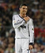 av. Real Madrids Cristiano Ronaldo kom til skade med skulderen efter et forsøg på et saksespark sidst i kampen mod Barcelona. 